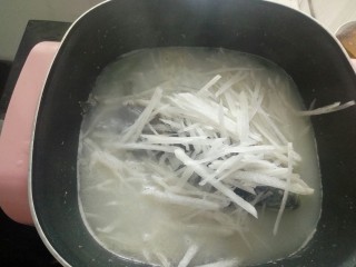 7、鲫鱼萝卜汤,20分钟以后倒入萝卜，放入盐继续煮5分钟左右，调入少量胡椒粉就可以了！