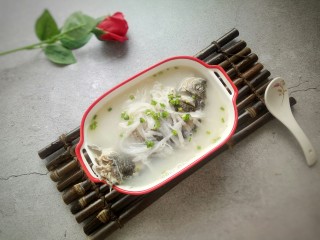 8、鲫鱼萝卜汤,一碗鲜美的鱼汤，养颜减肥，送给女王们！