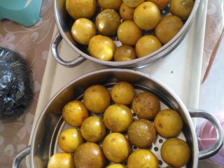 2、霜降腌咸柠檬,捞出放蒸笼里，开水上锅蒸八分钟，然后晒几天