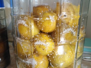 3、霜降腌咸柠檬,一层柠檬一层食盐（炒熟晾凉）然后密封保存，一年后开吃，最快三个月可以吃，不过时间越吃越好