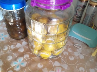 4、霜降腌咸柠檬,旁边小瓶的三年了！平时喉咙痛加一点蜂蜜泡水喝，效果杠杠的！