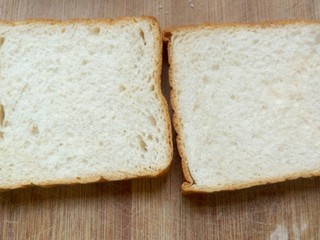 1、鸡蛋三明治,准备吐司两片