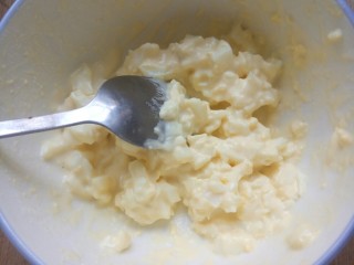 2、鸡蛋三明治,夹心:用煮熟的鸡蛋切碎➕沙拉酱➕盐搅拌均匀。