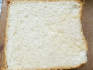 4、鸡蛋三明治,再拿一片盖上即可。