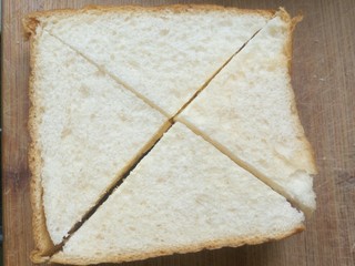 5、鸡蛋三明治,交叉切一下。