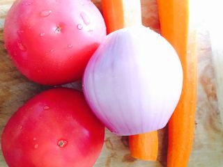 1、番茄牛肉,番茄洗净、胡萝卜去皮、葱头去皮和两头