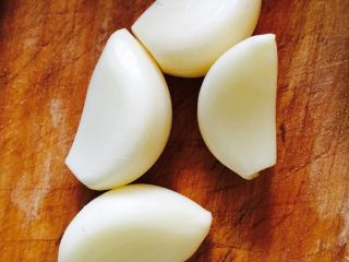 2、番茄牛肉,蒜去皮