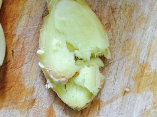 3、番茄牛肉,姜拍碎