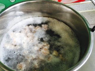 4、番茄牛肉,将泡过的牛肉凉水入锅煮开去抹