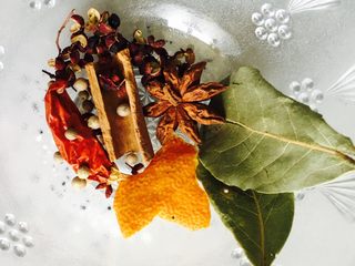 5、番茄牛肉,调料准备就绪放入牛肉汤里