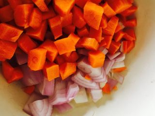 6、番茄牛肉,胡萝卜葱头切丁