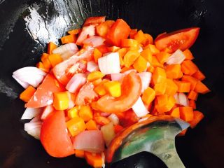 8、番茄牛肉,油锅烧热放入番茄胡萝卜葱头翻炒均匀