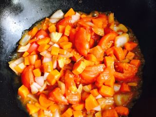 10、番茄牛肉,这边放入生抽盐翻炒均匀