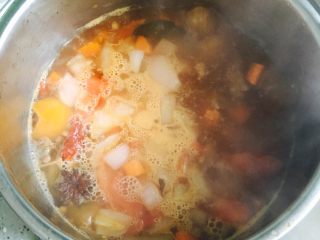 12、番茄牛肉,将玉米粒、炒好的番茄胡萝卜葱头倒入牛肉汤中