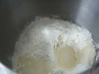 2、抹茶/原味蝴蝶酥,除黄油外(后油法)将其他材料混合揉成光滑面团，水不要一次全部倒入，根据面团吸水性和软硬度酌情添加。抹茶味的抹茶粉和面粉一起加入。