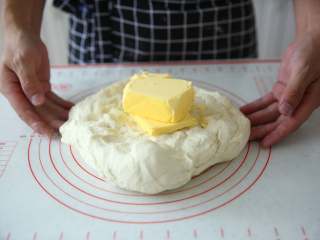 3、抹茶/原味蝴蝶酥,加入室温软化的黄油