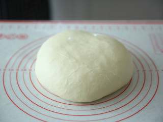 4、抹茶/原味蝴蝶酥,与面粉继续揉均匀成光滑面团