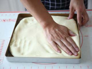 5、抹茶/原味蝴蝶酥,将面团平铺在正方形烤盘内，盖保鲜膜室温松弛15-20分钟，夏天可以冷藏半小时。