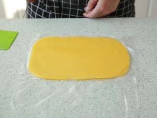 7、抹茶/原味蝴蝶酥,这时候黄油会有轻微软化，放入冰箱冷藏至变硬一点