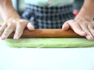 8、抹茶/原味蝴蝶酥,松弛好的面团擀成长方形面片，适当用些面粉防粘