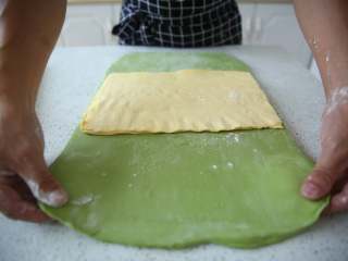9、抹茶/原味蝴蝶酥,面团擀成长大约为黄油薄片宽度的三倍，宽比黄油薄片的长度稍宽一点。