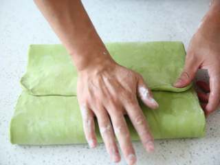 11、抹茶/原味蝴蝶酥,两侧和中间接缝封紧，捏紧四周围边