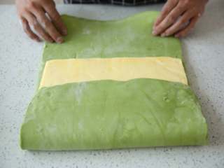 10、抹茶/原味蝴蝶酥,将片状黄油放在面片中间，将面片上下两端往中间折起