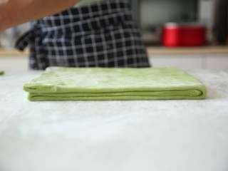 13、抹茶/原味蝴蝶酥,第一次三折完成，折好的面片用保鲜膜包好放入冰箱冷藏半小时。