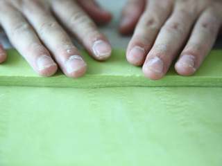 15、抹茶/原味蝴蝶酥,从上下两边往中间折内折。用保鲜膜包好放入冰箱冷冻半小时。