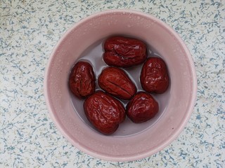 1、苹果红枣水,先把红枣洗干净