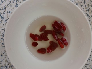 5、苹果红枣水,枸杞子也洗干净