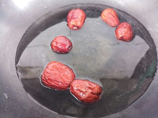 8、苹果红枣水,把红枣放进去