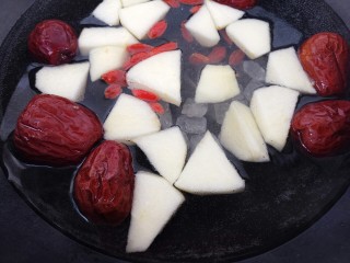 11、苹果红枣水,再放冰糖