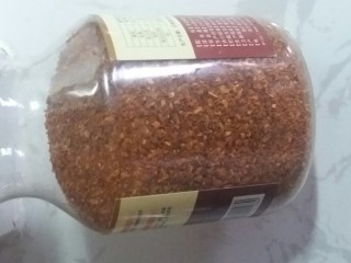 1、宅吃辣豆腐,先拍一下家庭自制辣椒面。这个辣度在本人承受范围内的,市面上有卖辣椒面的,但个人感觉辣度有些强烈,所以一直在用家庭自制辣椒面。