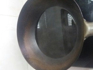 2、宅吃辣豆腐,往锅里到一堆凉水,因为水分蒸发的缘故,会倒许多水,这样就不会随着热度增加而使水分散发到不够用的情况。