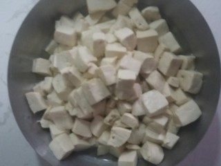 4、宅吃辣豆腐,捞出来,等待备用