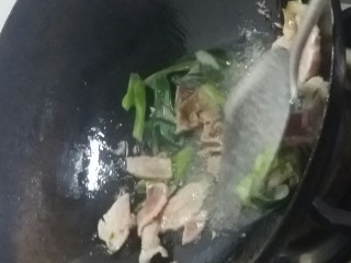 5、宅吃辣豆腐,将之前备用的葱蒜肉,扔进锅里,大火,爆炒。