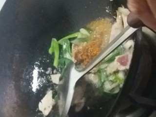 6、宅吃辣豆腐,倒入辣椒面