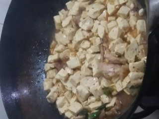 7、宅吃辣豆腐,把豆腐倒入进去,用铲子翻炒。依然大火。