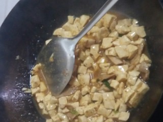 9、宅吃辣豆腐,放盐,关火。在炒几下。