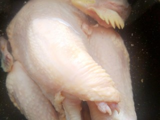 1、冬日暖心鸡汤,准备:童子鸡一只浸泡出血水。