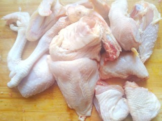 2、冬日暖心鸡汤,剁块:剁成块备用。