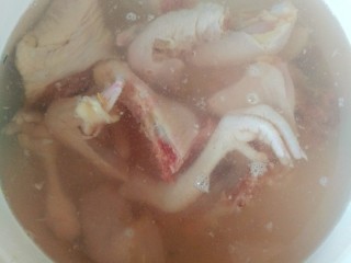 3、冬日暖心鸡汤,清洗:把鸡块放入清水里清洗两遍。