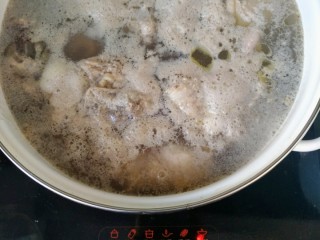 4、冬日暖心鸡汤,焯水:凉水下锅煮至出沫。