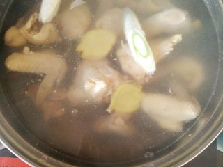 6、冬日暖心鸡汤,换水:锅中有杂质的水倒掉，换一盆新的热水。