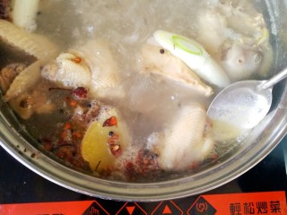 8、冬日暖心鸡汤,二次撇沫:水开之后依然会有一些浮沫。因为小勺撇干净