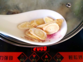 9、冬日暖心鸡汤,加入几片儿黄芪，黄芪的功效是补气补血。炖汤的时候适合加一点儿。