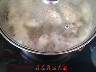 11、冬日暖心鸡汤,盖上盖子转小火炖煮。