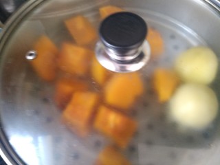 12、冬日暖心鸡汤,我今天用汤锅就是为了在上面蒸一些南瓜。要是老母鸡的话，建议选用炖锅或者是电饭煲。