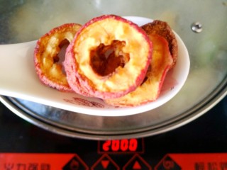 10、冬日暖心鸡汤,加几片山楂去油去腻，可以使肉类更快熟。